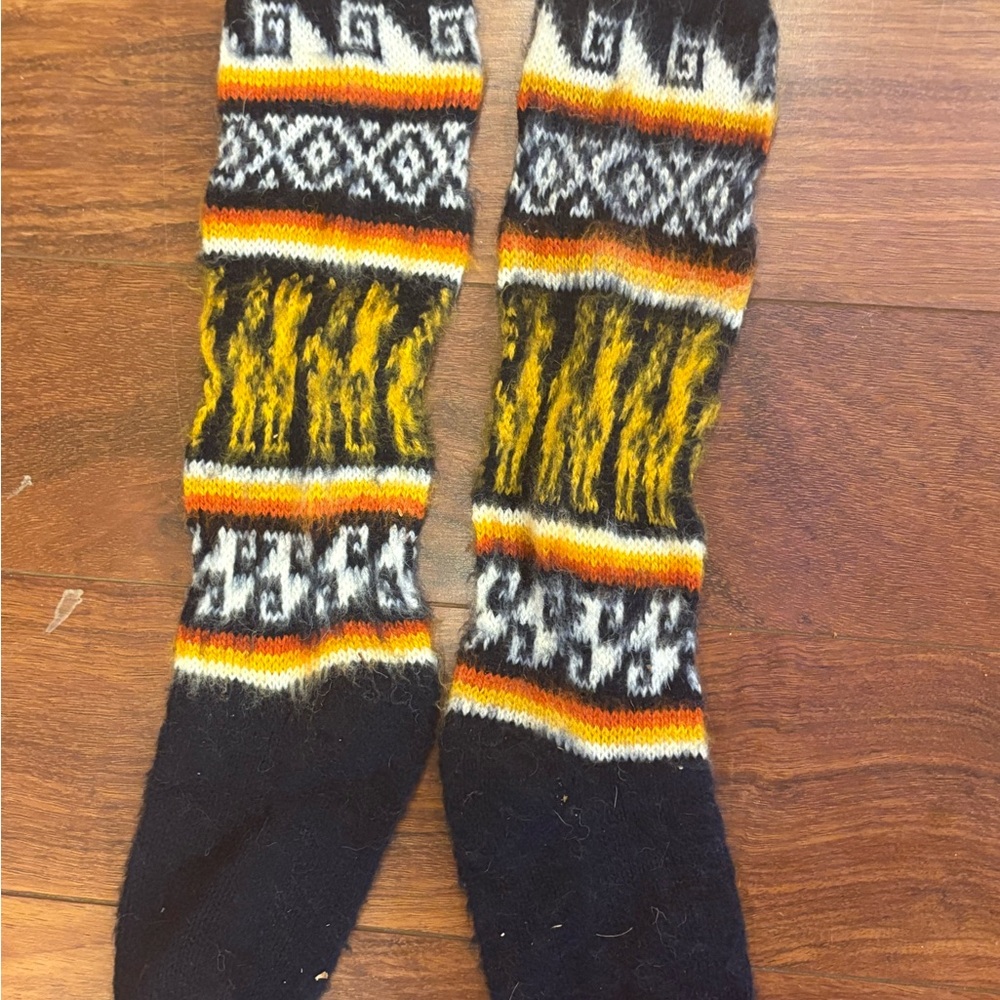 Cozy Hand-Knitted Bolivian Alpaca Wool Socks – Luxuriously Soft & Warm!